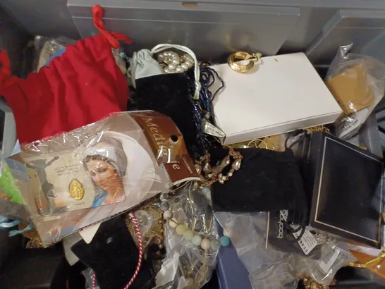 BOX OF APPROX 20 ASSORTED COSTUME JEWELLERY ITEMS