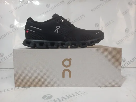 BOXED PAIR OF ON CLOUD 5 SHOES IN BLACK UK SIZE 7.5