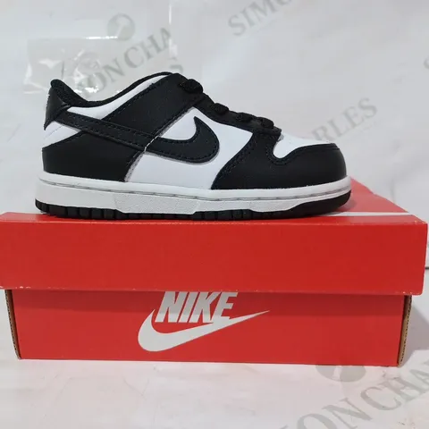 BOXED PAIR OF NIKE DUNK LOW KIDS SHOES IN BLACK/WHITE UK SIZE 7.5