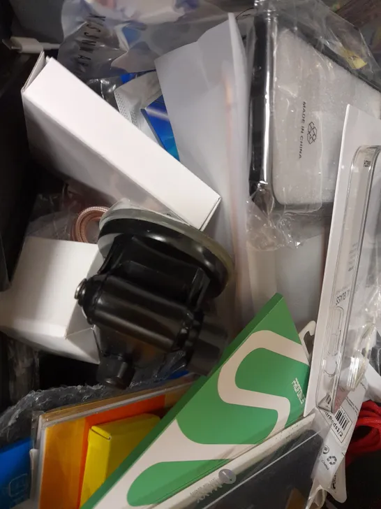 LOT OF APPROX 12 ASSORTED ELECTRICAL ITEMS TO INCLUDE BEATBUDS EARBUDS, BELKIN SCREEN PROTECTOR, USB-C LIGHTNING CABLE, ETC