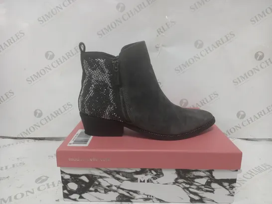 BOXED MODA IN PELLE KATREENA ANKLE BOOT IN DARK GREY - SIZE 7