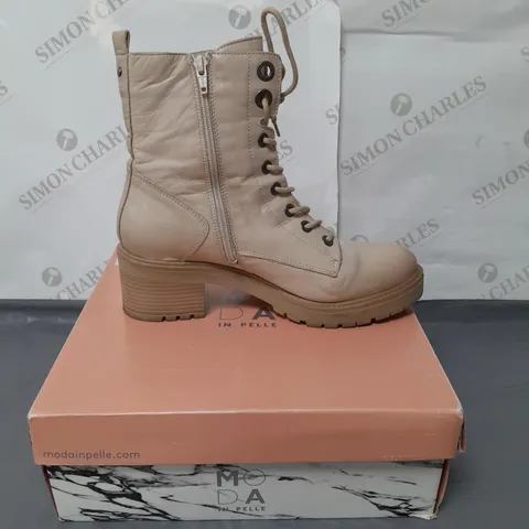 MODA IN PELLE LADIES ANKLE CREAM LACE UP BOOTS SIZE 8