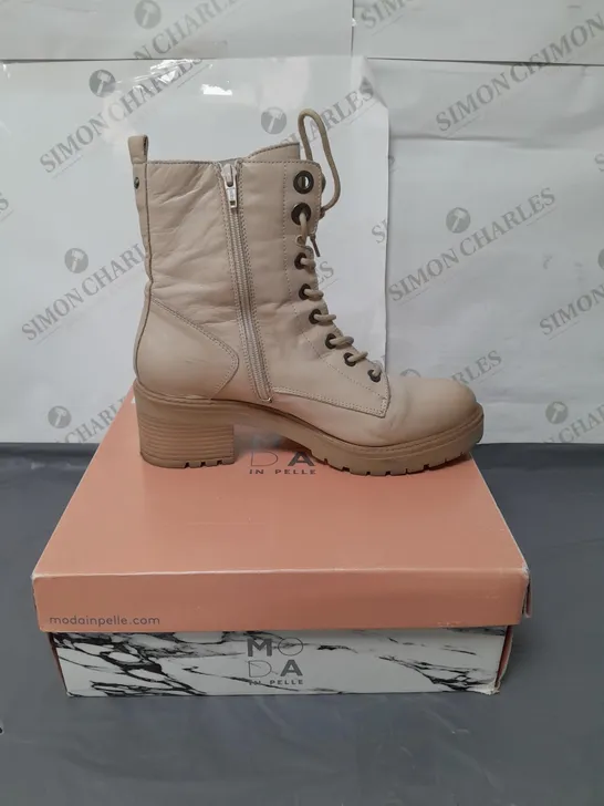 MODA IN PELLE LADIES ANKLE CREAM LACE UP BOOTS SIZE 8