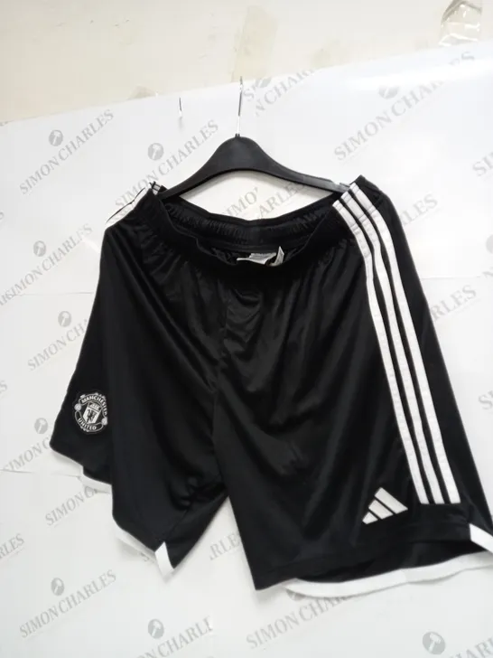 BLACK MANCHESTER UNITED TRAINING SHORTS SIZE L