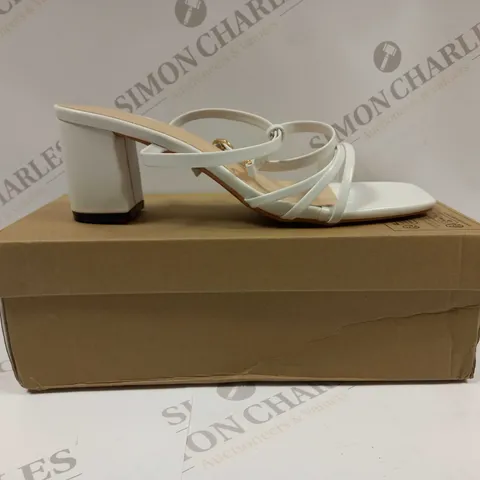 BOXED PAIR OF BLOCK HEEL SANDALS UK SIZE 6,5