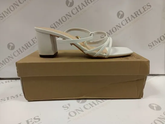 BOXED PAIR OF BLOCK HEEL SANDALS UK SIZE 6,5