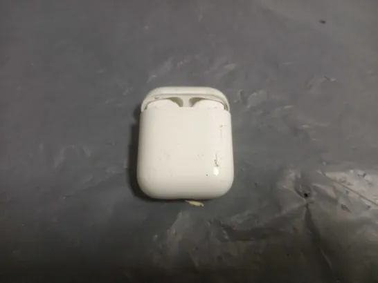 APPLE AIR PODS FIRST GEN IN WHITE 