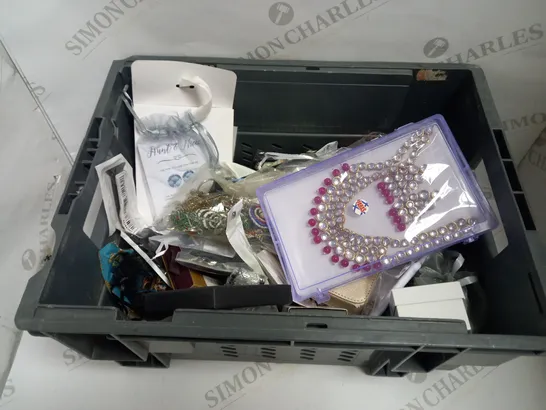 LARGE QUANTITY OF ASSORTED JEWELLERY TO INCLUDE: NECKLACES, RINGS, WATCHES AND EARRINGS