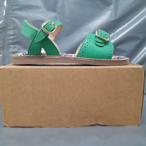 BOXED PAIR OF MINI BODEN OPEN TOE KIDS SANDALS IN GREEN/MULTI EU SIZE 31