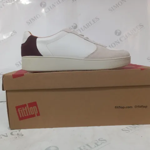 BOXED PAIR OF FITFLOP RALLY LEATHER/SUEDE PANEL SNEAKERS IN WHITE/PURPLE UK SIZE 5