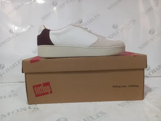 BOXED PAIR OF FITFLOP RALLY LEATHER/SUEDE PANEL SNEAKERS IN WHITE/PURPLE UK SIZE 5