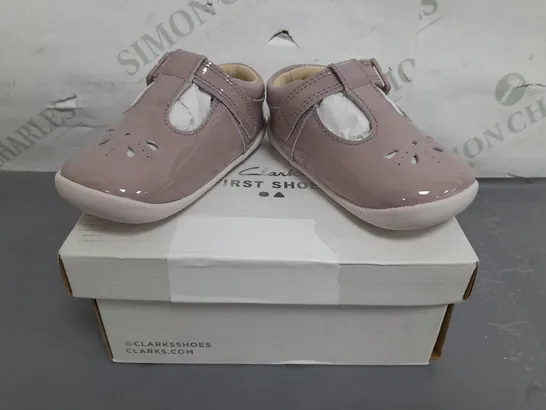 BOXED PAIR OF CLARKS ROAMER STAR INFANT SHOES IN PINK UK SIZE 4