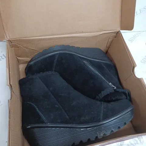 BOXED PAIR OF SKECHERS BLACK ZIP UP BLACK BOOTS SIZE 6