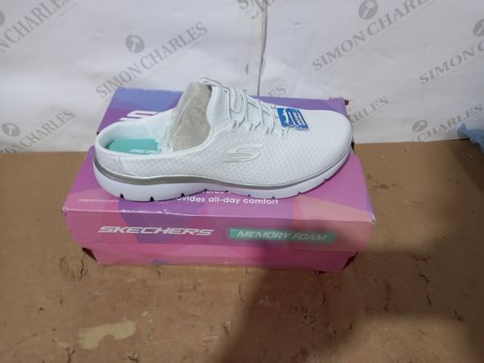 BOXED PAIR OF SKECHERS SIZE 6