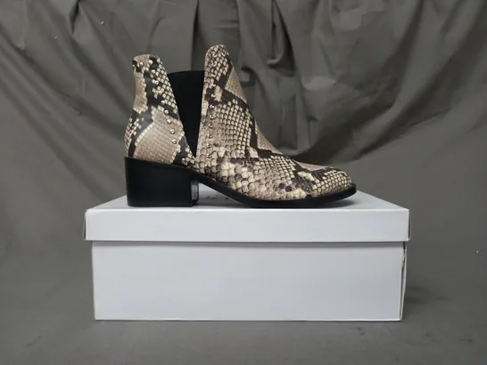 BOXED PAIR OF STEVE MADDEN LEATHER ANKLE BOOTS IN BEIGE SNAKE SIZE 3