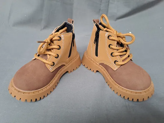 BOXED PAIR OF DESIGNER KIDS ANKLE BOOTS IN TAN EU SIZE 24