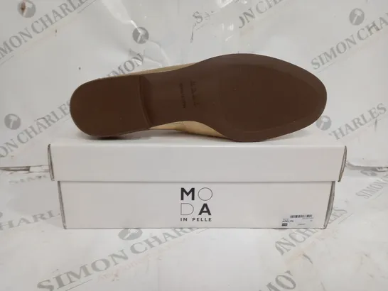 BOXED PAIR OF MODA IN PELLE GOLD LEATHER UNLINED FLAT LOAFER SIZE 39