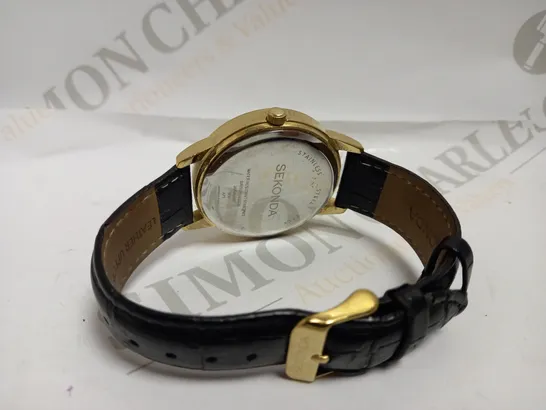 BOXED SEKONDA 40MM QUARTZ WATCH IN GOLD WITH ANALOGUE DAY/DATE DISPLAY, AND BLACK LEATHER STRAP