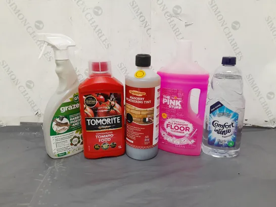 APPROXIMATELY 12 ASSORTED HOUSEHOLD CLEANING PRODUCTS AND ACCESSORIES TO INCLUDE MASONRY WEATHERING TINT, CONCENTRATED TOMATO FOOD, THE PINK STUFF FLOOR CLEANER