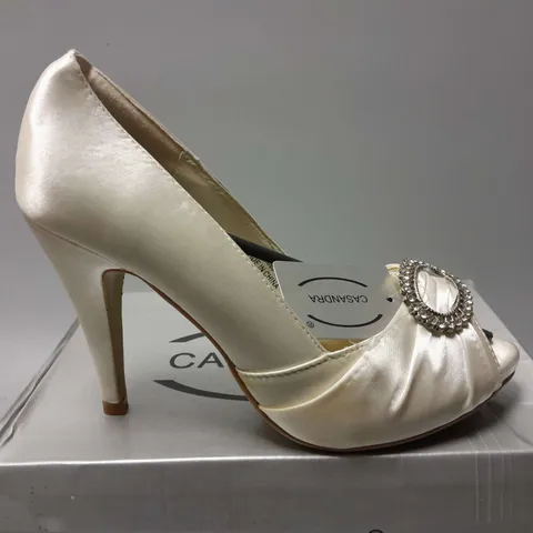 12 BOXED CASANDRA OPEN TOE HEELS IN IVORY IN VARIOUS SIZES