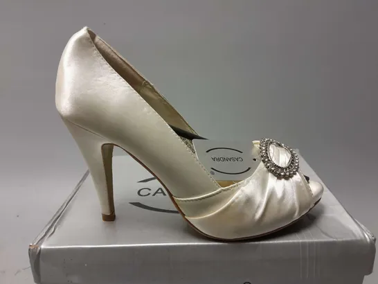 12 BOXED CASANDRA OPEN TOE HEELS IN IVORY IN VARIOUS SIZES