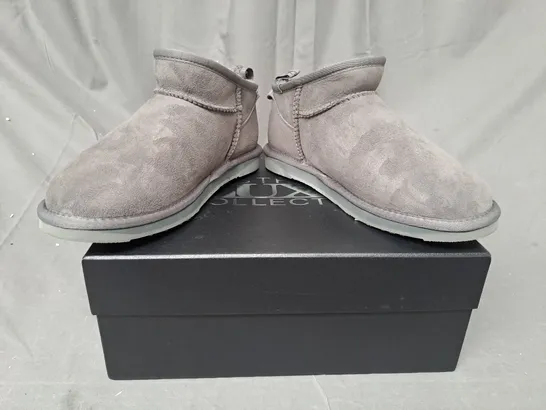 BOXED PAIR OF AUSTRALIA LUXE COLLECTION COSY FAUX FUR LINED SHOES IN GREY UK SIZE 5