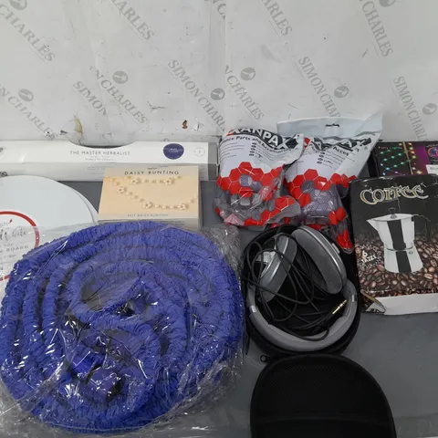 BOX OF APPROXIMATELY 15 ASSORTED HOUSEHOLD ITEMS TO INCLUDE DAISY BUNTING, WHITE CAKE BOARDS, TRAVEL TUMBLER 500ML, AND HOSE PIPE ETC. 