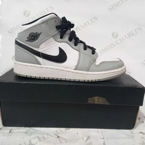 BOXED PAIR OF NIKE AIR JORDAN 1 MID SHOES IN GREY/WHITE/BLACK UK SIZE 5