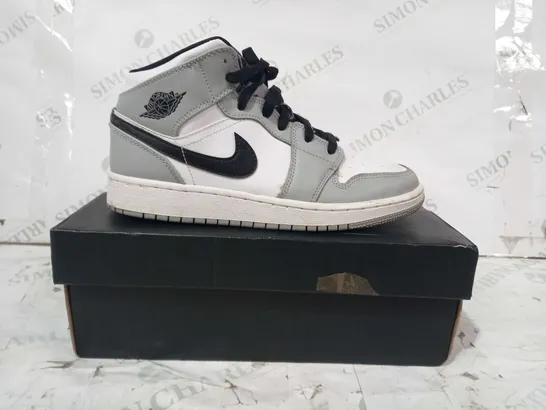 BOXED PAIR OF NIKE AIR JORDAN 1 MID SHOES IN GREY/WHITE/BLACK UK SIZE 5