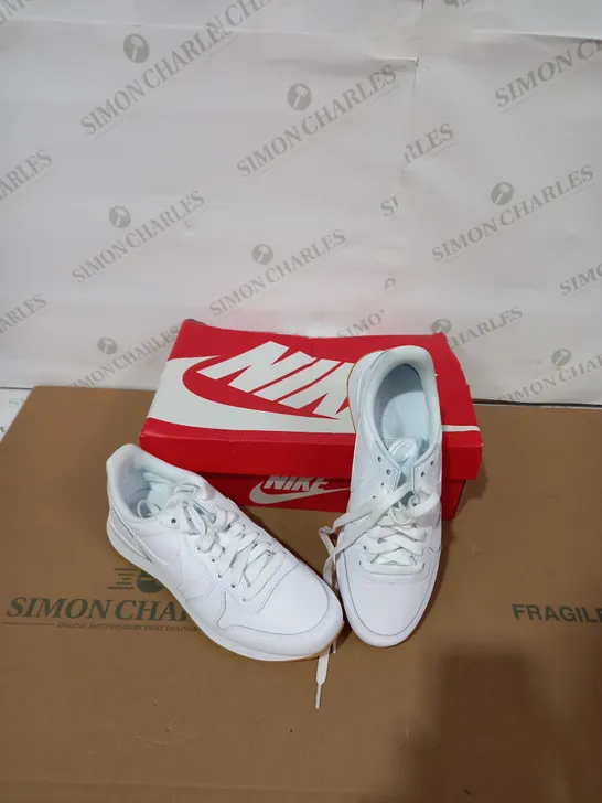 BOXED PAIR OF NIKE WHITE TRAINERS SIZE5