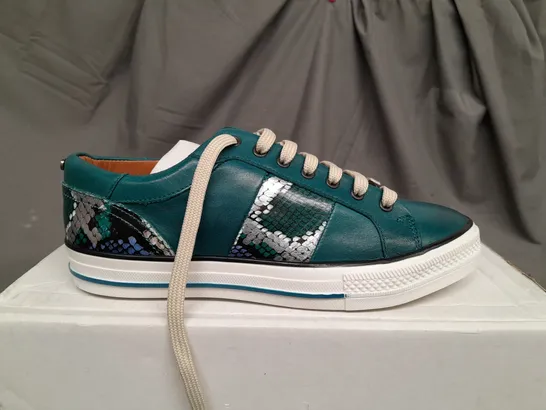 BOXED PAIR OF MODA IN PELLE ASTRIPE TEAL LEATHER TRAINERS - SIZE 7