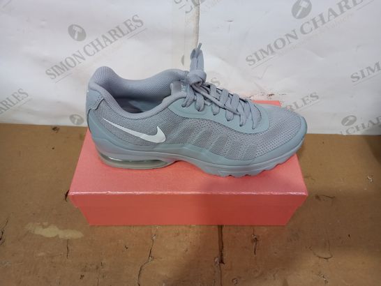 BOXED PAIR OF NIKE GREY TRAINERS SIZE 6