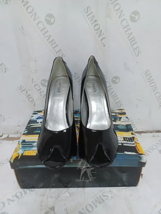 LOT OF 5 PAIRS OF TAXI LADIES SHOES