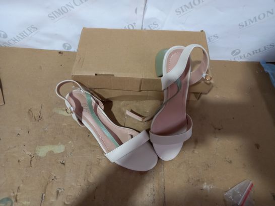 BOXED PAIR OF YIZUCAI HIG HEELS SIZE 41