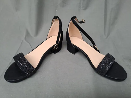 BOXED PAIR OF DESIGNER LOW HEEL OPEN-TOE SANDALS IN BLACK W. GLITTER EFFECT EU SIZE 33