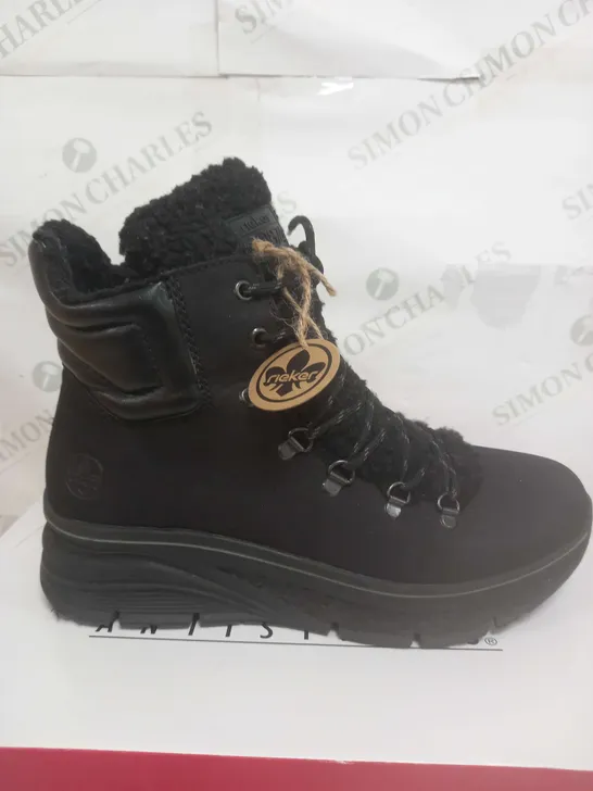 BOXED RIEKER CHUNKY BOOT IN BLACK - SIZE 8