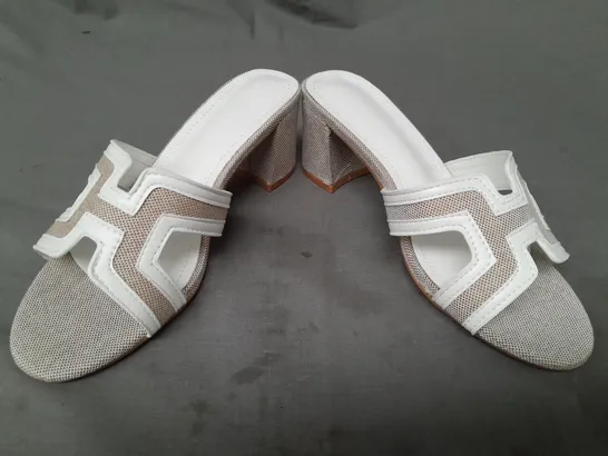 BOXED PAIR OF DESIGNER OPEN TOE BLOCK HEEL SANDALS IN WHITE/TAN UK SIZE 4