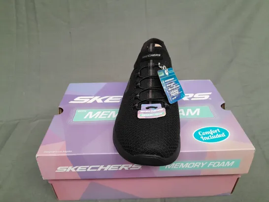 BOXED PAIR OF SKETCHERS MEMORY FOAM SUMMITS IN LBACK SIZE 9.5