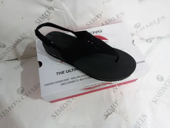 BOXED PAIR OF SKECHERS ARCHFIT SANDAL IN BLACK SIZE 7