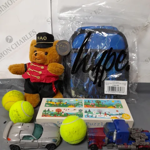 BOX OF APPROX 20 ASSORTED ITEMS TO INCLUDE - HYPE BAG, PUZZLE, TENNIS BALLS ETC