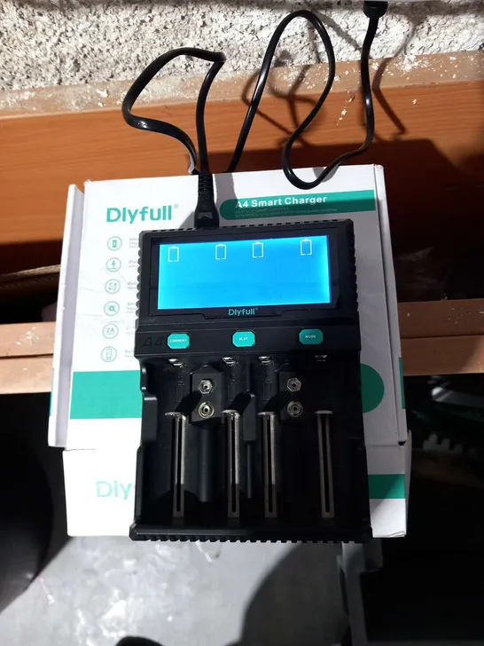 BOXED DLYFULL A4 SMART CHARGER