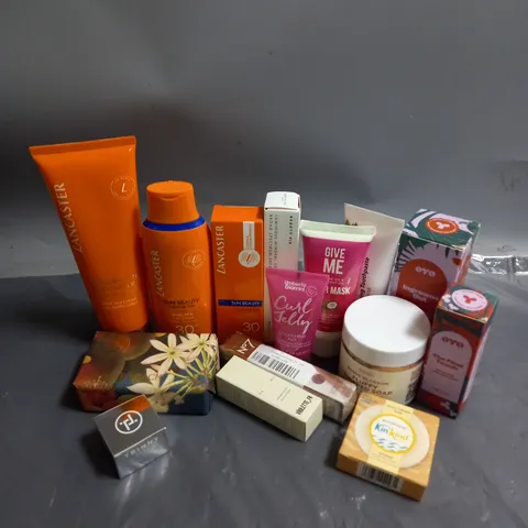 APPROXIMATELY 20 ASSORTED COSMETIC PRODUCTS TO INCLUDE - OYO ALMOND EXFOLIATOR - UMBERTO GIANNINI CURL JELLY - LANCASTER SPF 30 FACE CREAM - ETC