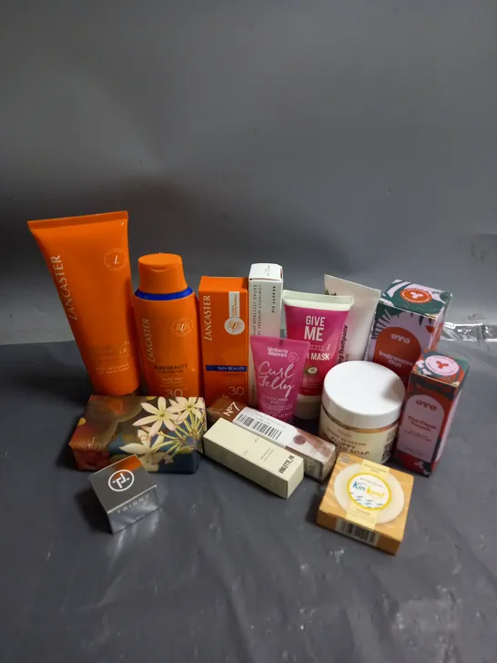 APPROXIMATELY 20 ASSORTED COSMETIC PRODUCTS TO INCLUDE - OYO ALMOND EXFOLIATOR - UMBERTO GIANNINI CURL JELLY - LANCASTER SPF 30 FACE CREAM - ETC