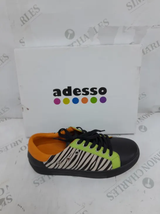 BOXED PAIR OF ADESSO ANIMAL PRINT TRAINERS SIZE 6 