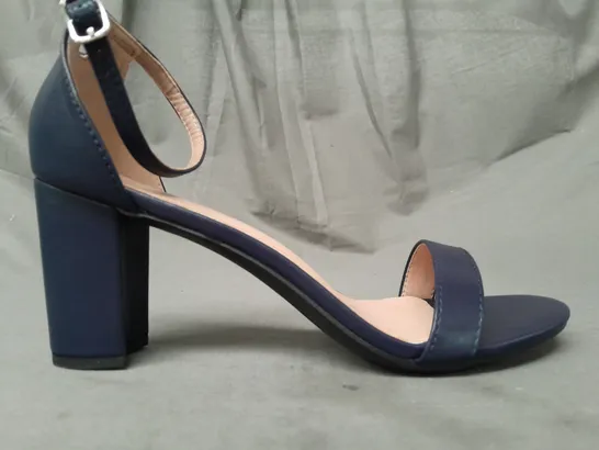 BOXED PAIR OF DESIGNER OPEN TOE BLOCK HEEL SANDALS IN NAVY EU SIZE 41