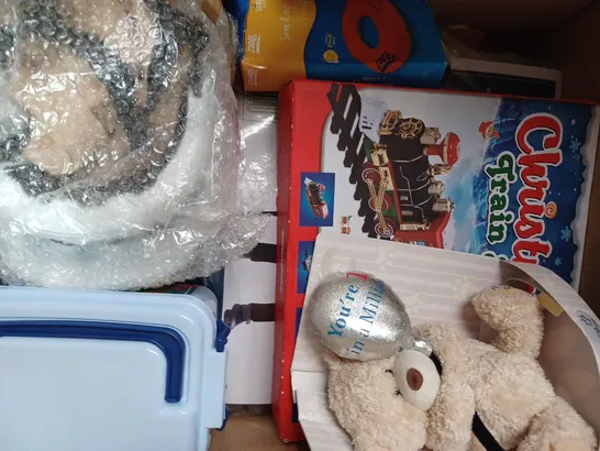 BOX OF APPROXIMATELY 20 ASSORTED TOYS AND GAMES TO INCLUDE JUNGLE ANIMAL MUSIC BOX, PAW PATROL MARSHALL KIDS COSTUME, CAPTAIN JACK PIRATE SWORD, ETC