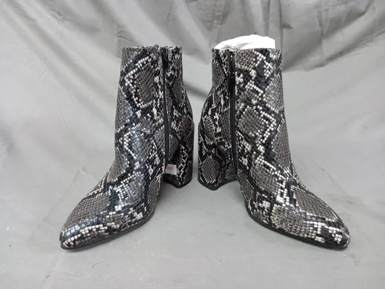 BOXED PAIR OF STEVE MADDEN ANKLE BOOTS IN GREY/OTHER SNAKE EU SIZE 37