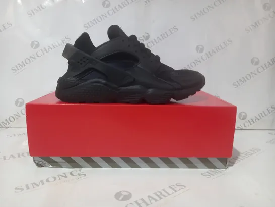 BOXED PAIR OF NIKE AIR HUARACHE SHOES IN BLACK UK SIZE 8.5