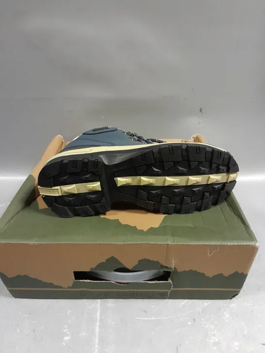 BOXED PAIR OF WYRE VALLEY BROOKIE WALKING BOOTS - 5