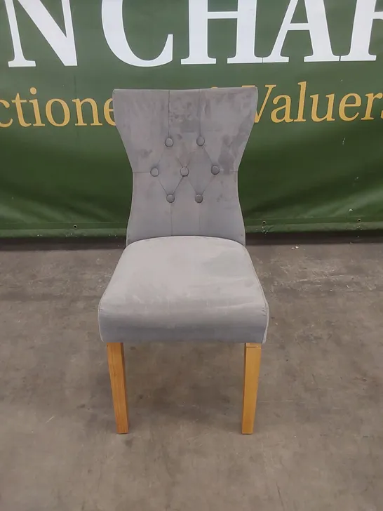 DESIGNER GREY VELVET BUTTON BACK DINING CHAIR WITH OAK LEGS 